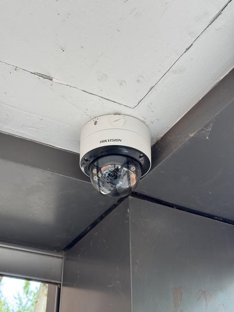 Dome kamera na plafonu