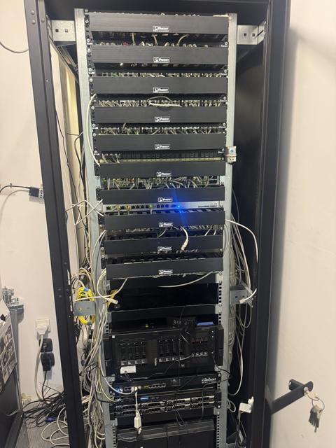 Orman sa mrežnom opremom i snimačima