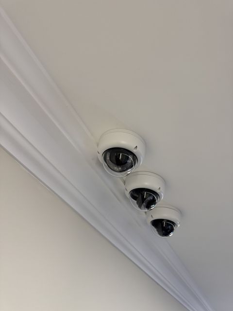 Tri dome kamere na plafonu