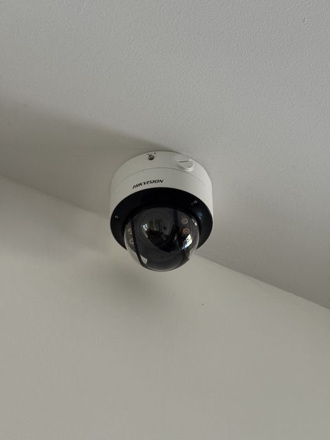 Hikvision dome kamera u unutrašnjem prostoru