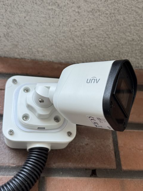 Uniview bullet kamera na zidu od cigle