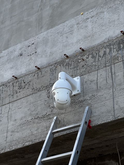 Dahua PTZ kamera na betonskom zidu