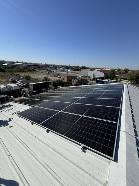 Solarni paneli na krovu hale