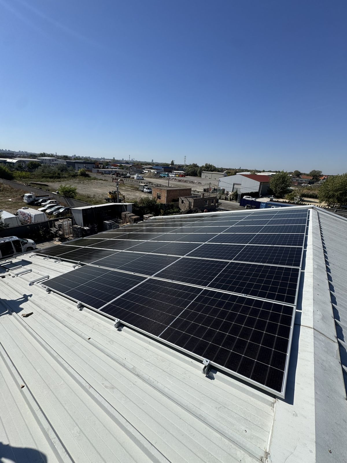 Solarni paneli na krovu hale