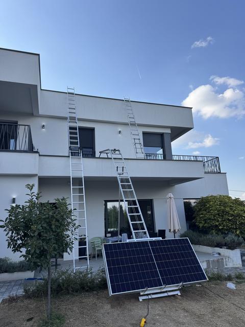 Solarni paneli na nosaču u dvorištu