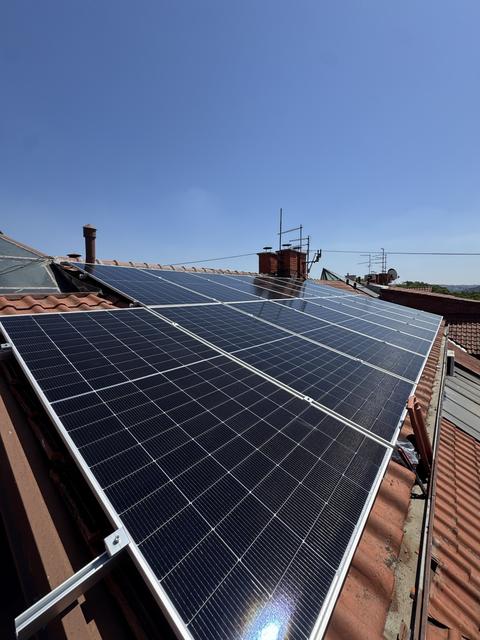 Solarni paneli na krovu sa kamerom