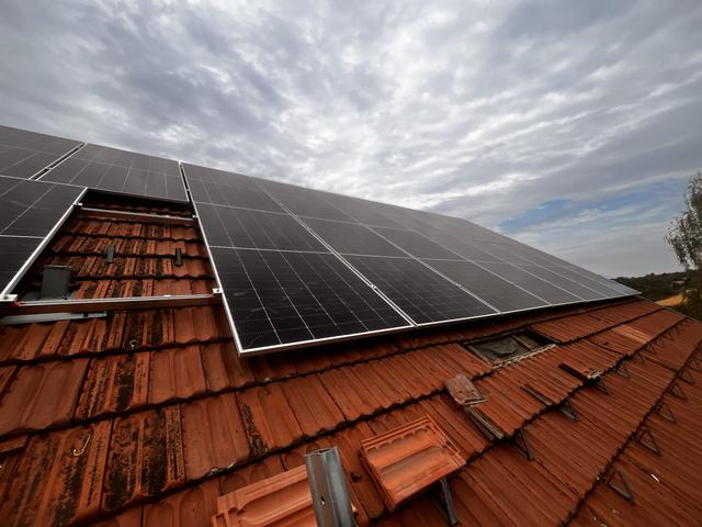 Montaža solarnih panela na crepu