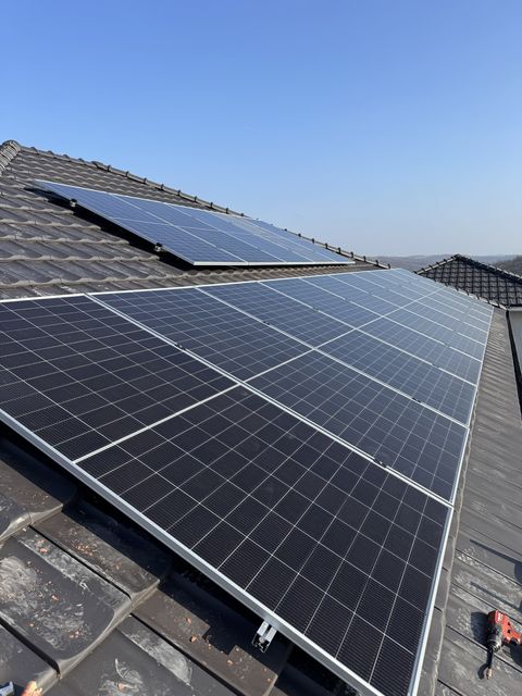 Solarni paneli na crepu, pogled niz krov