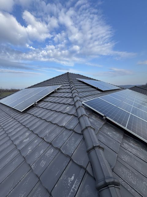 Solarna elektrana na krovu sa slemenom