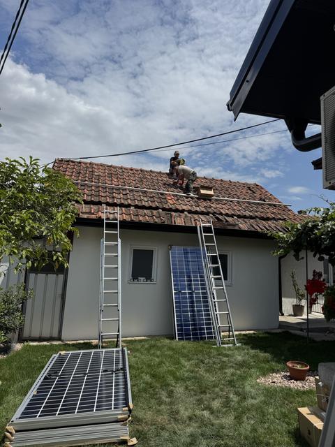 Dizanje solarnih panela na krov